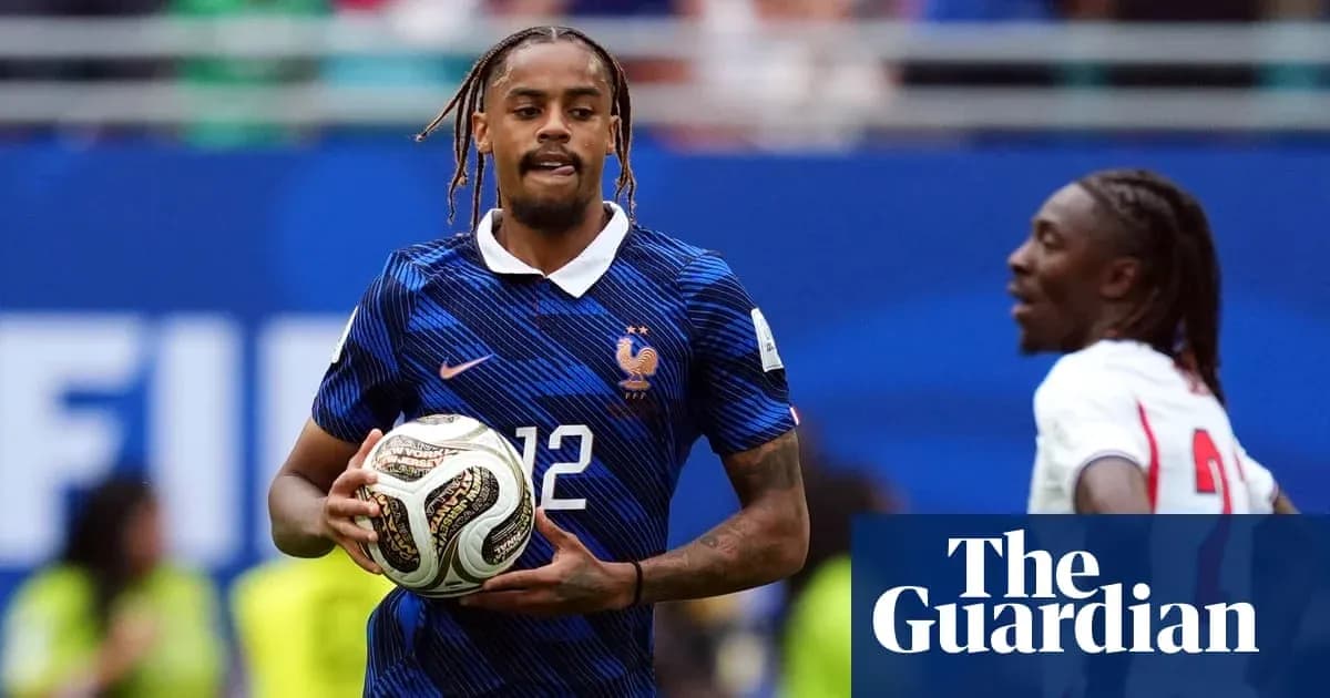 Jugador de Francia con balón durante el partido