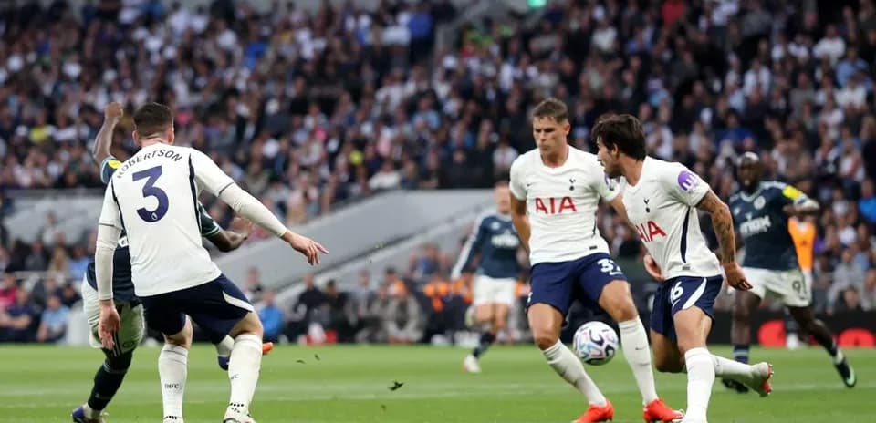 Jugadores del Tottenham en acción durante el partido