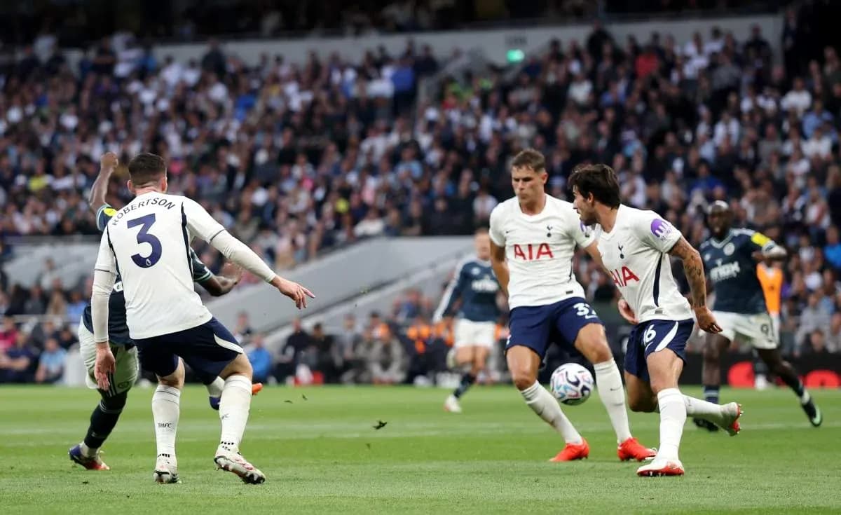 Jugadores del Tottenham en acción durante el partido