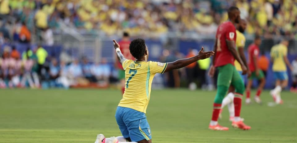 Jugador brasileño celebrando durante el partido