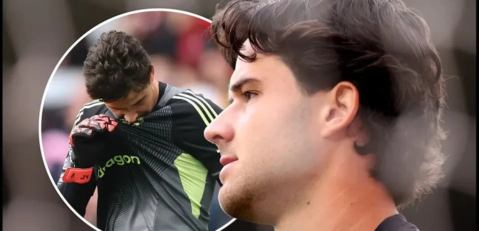 Portero con camiseta negra en acción durante partido