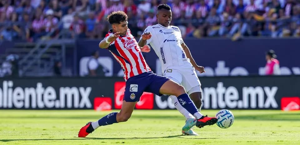 Jugador de Chivas compitiendo por el balón