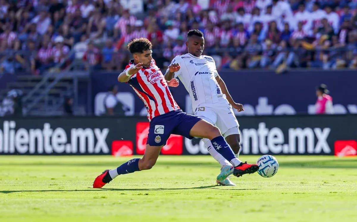 Jugador de Chivas compitiendo por el balón