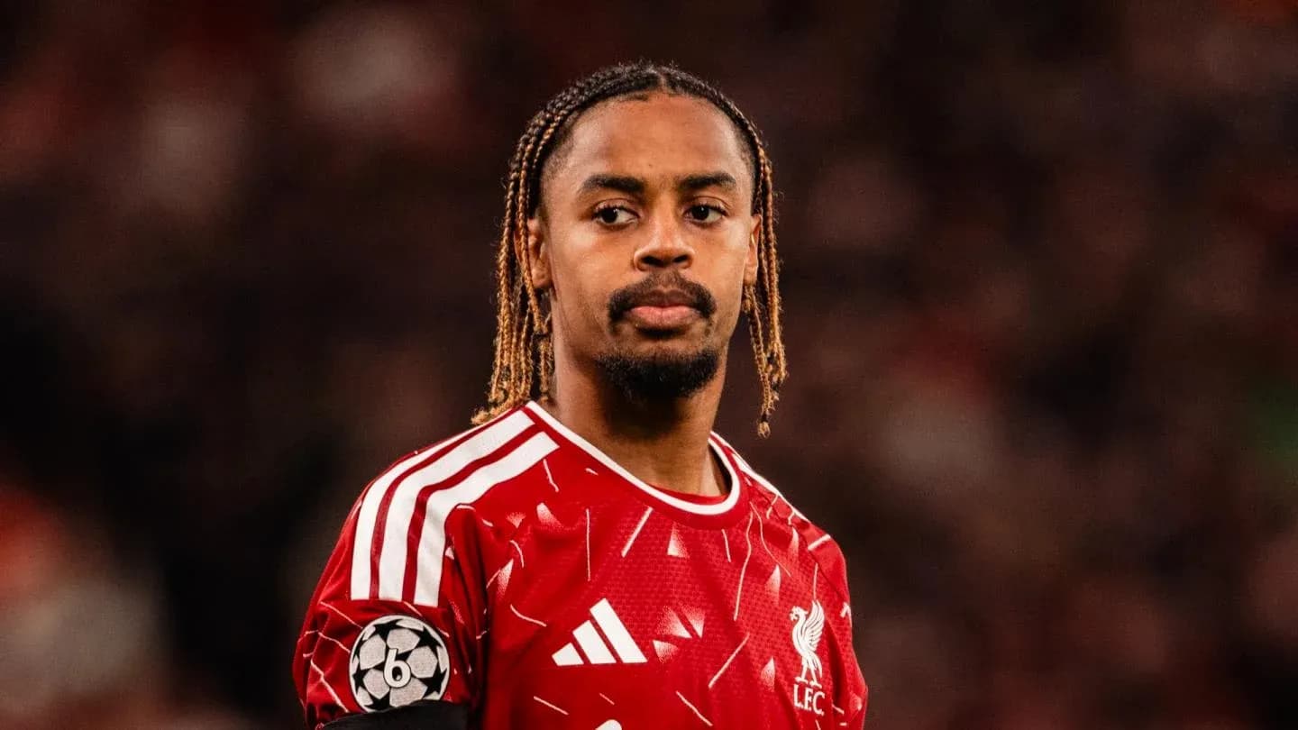 Jugador de Liverpool en campo durante partido