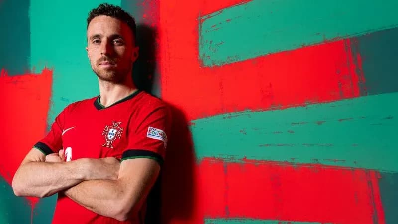 Jugador de Portugal posando con camiseta roja