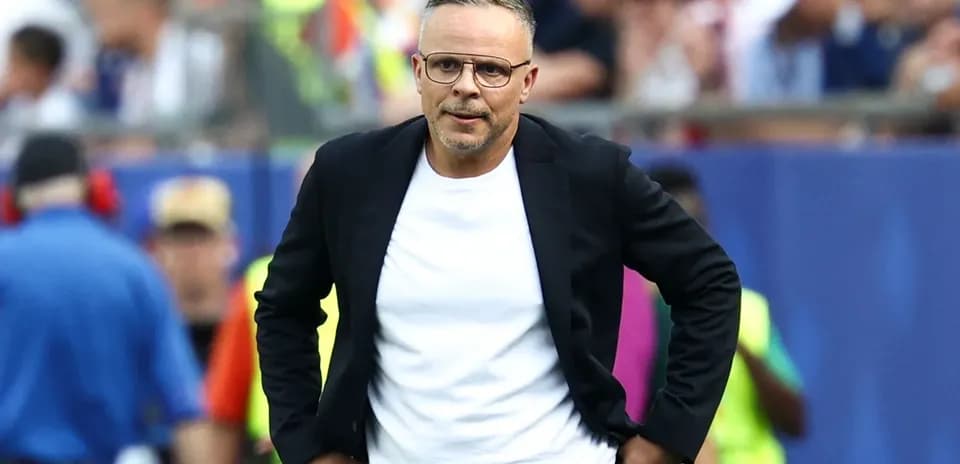 Entrenador caminando en la línea de banda