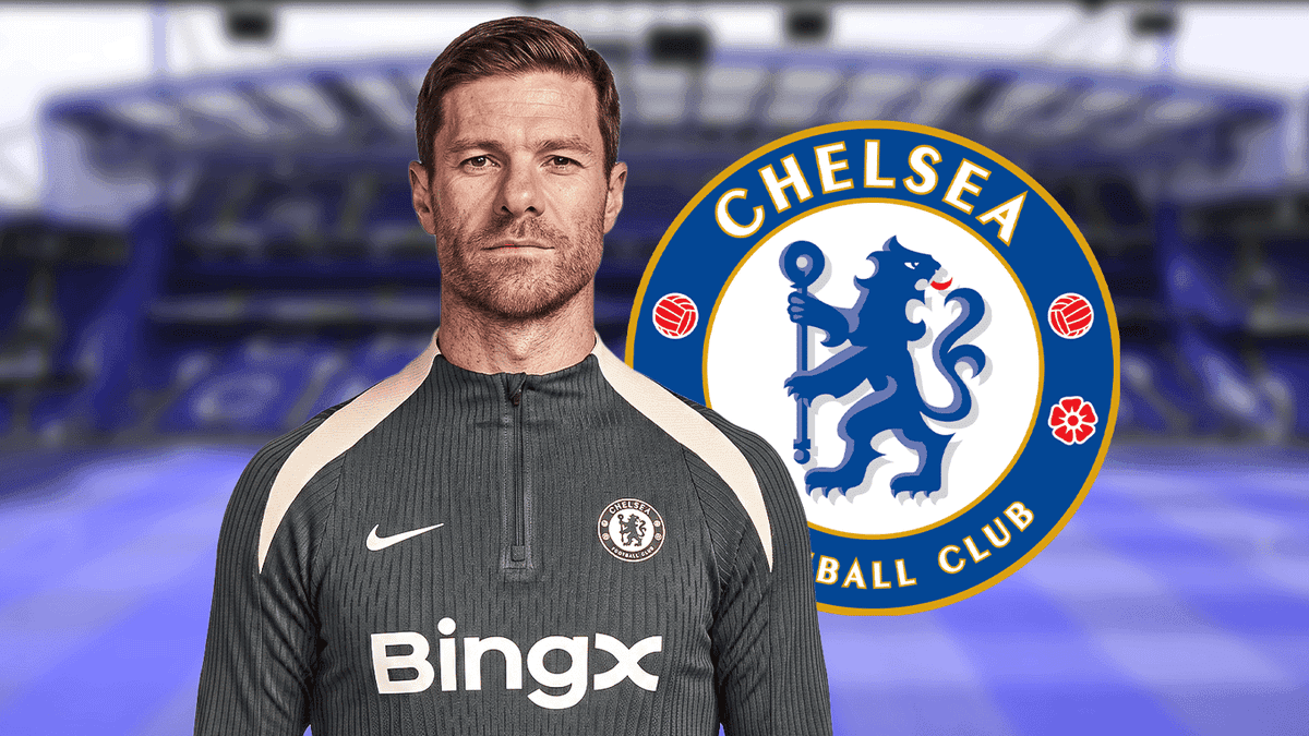 Entrenador posando frente al logo del Chelsea
