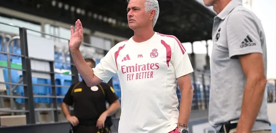 Entrenador saludando durante una conversación en el campo