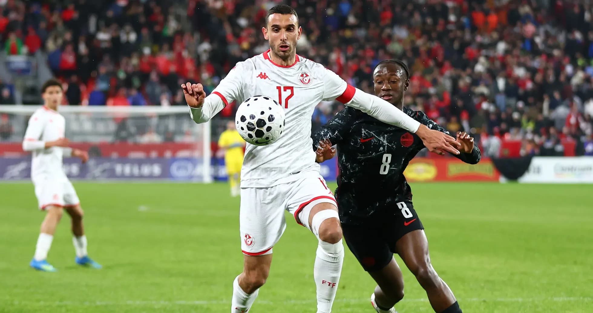 Jugador tunecino controla el balón en partido de fútbol