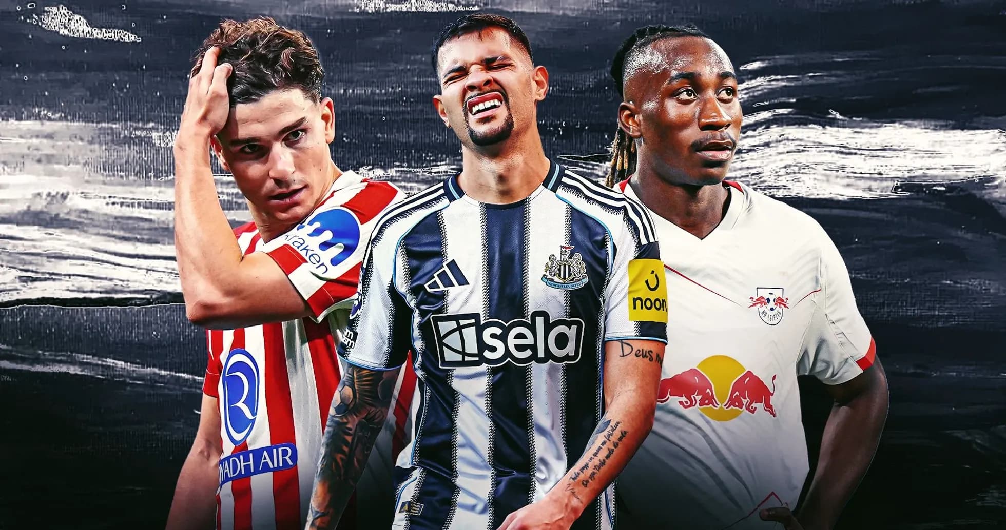 Tres jugadores de fútbol en uniforme de equipo