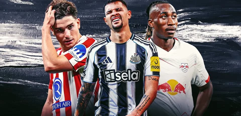 Tres jugadores de fútbol en uniforme de equipo