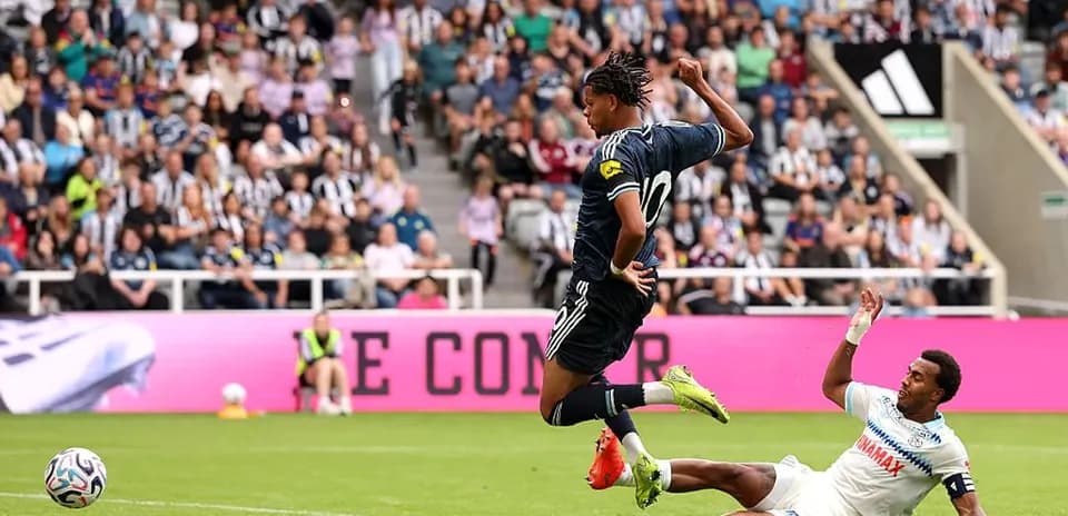 Jugador saltando tras una falta durante el partido
