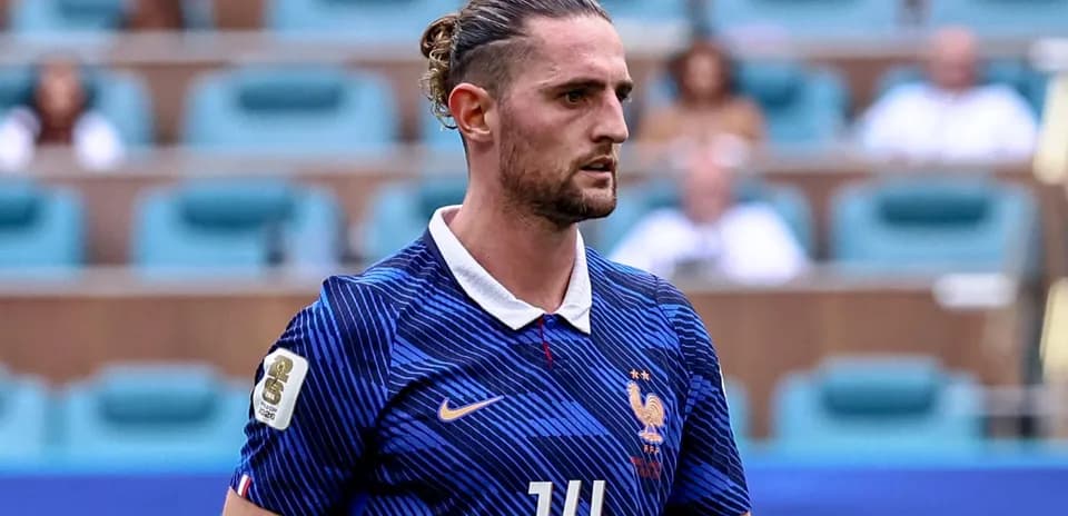 Jugador de Francia con camiseta azul durante partido