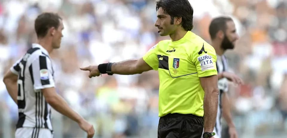 Árbitro señalando a un jugador durante el partido