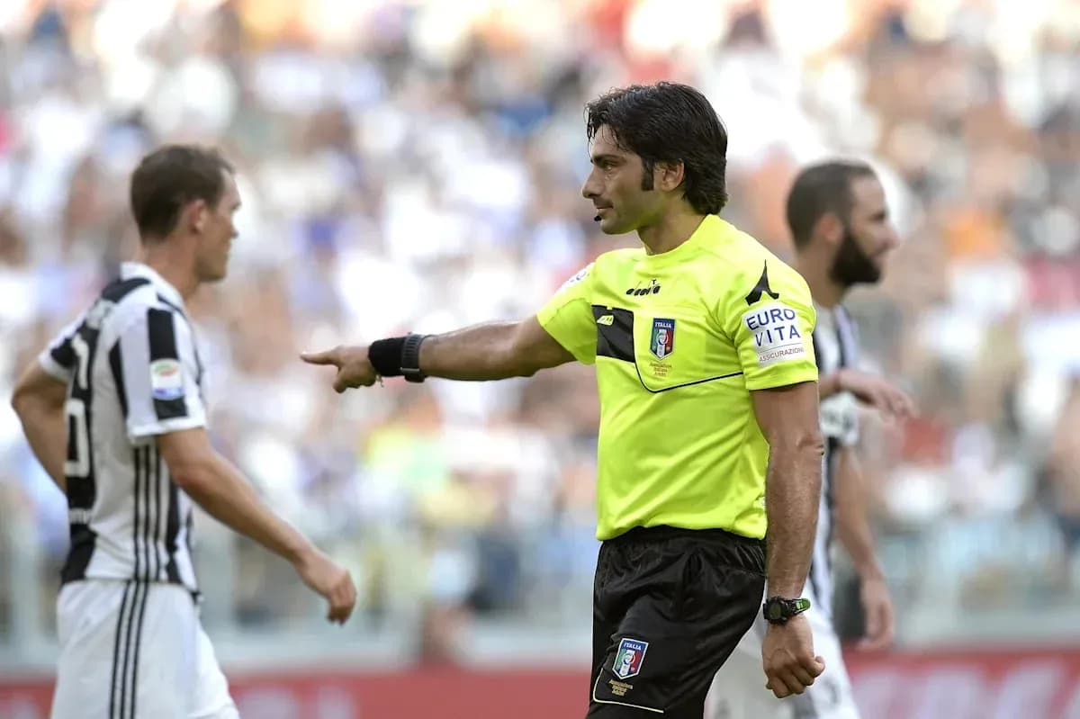 Árbitro señalando a un jugador durante el partido