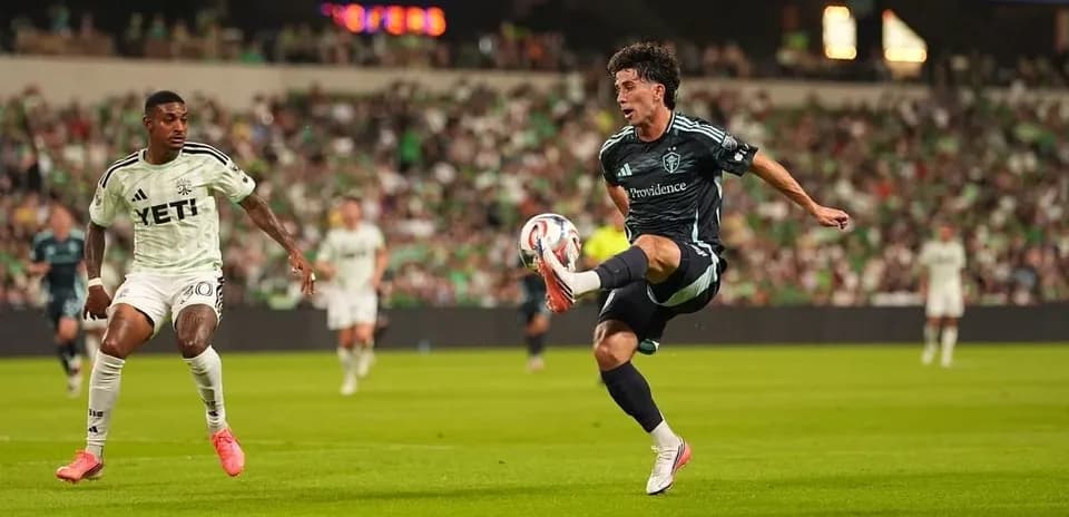 Jugador de Seattle Sounders controlando el balón