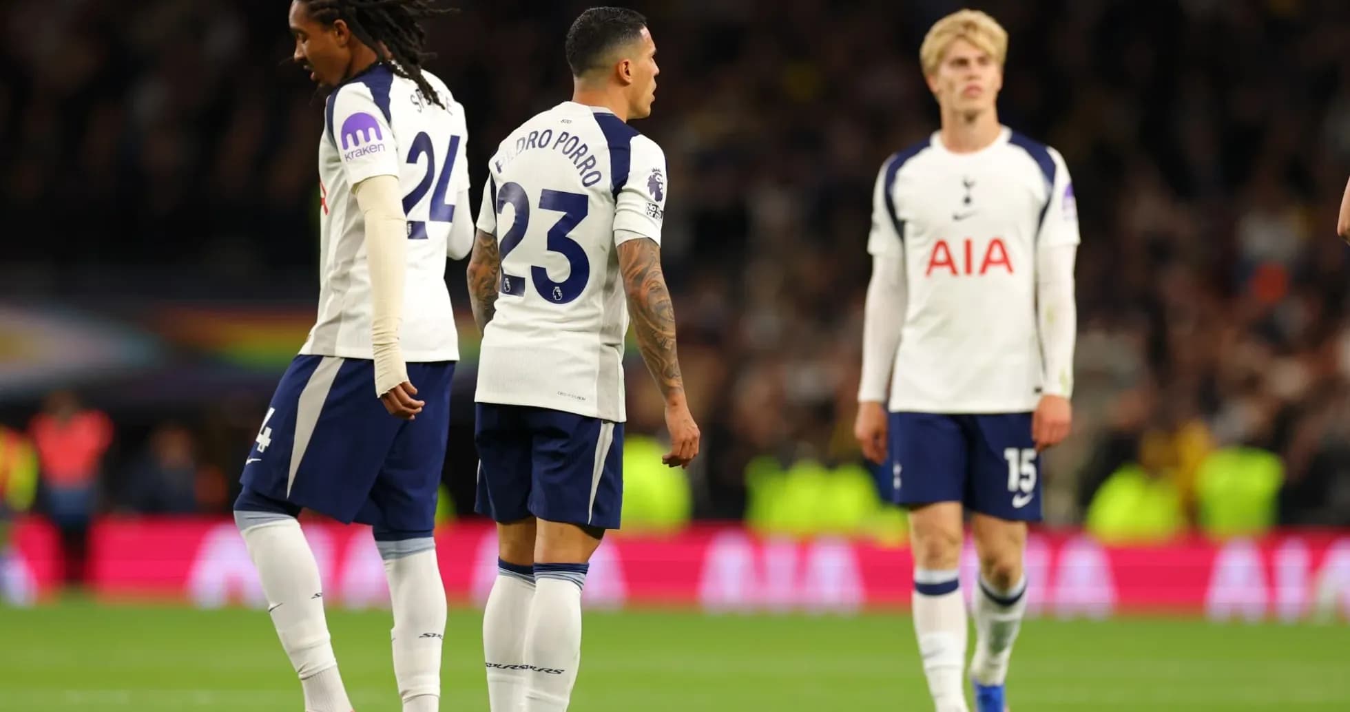 Jugadores de Tottenham en el campo durante el partido