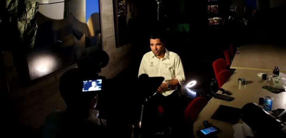 Persona siendo entrevistada en un entorno iluminado