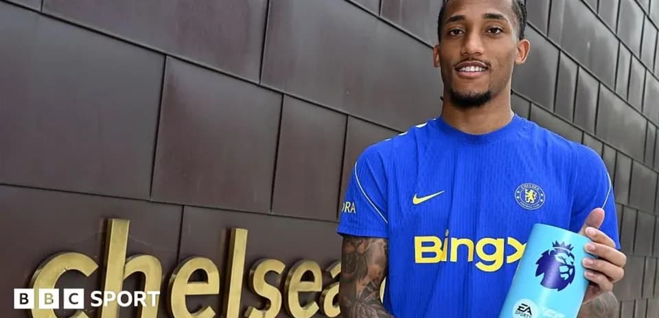 Jugador de Chelsea sosteniendo trofeo de Premier League
