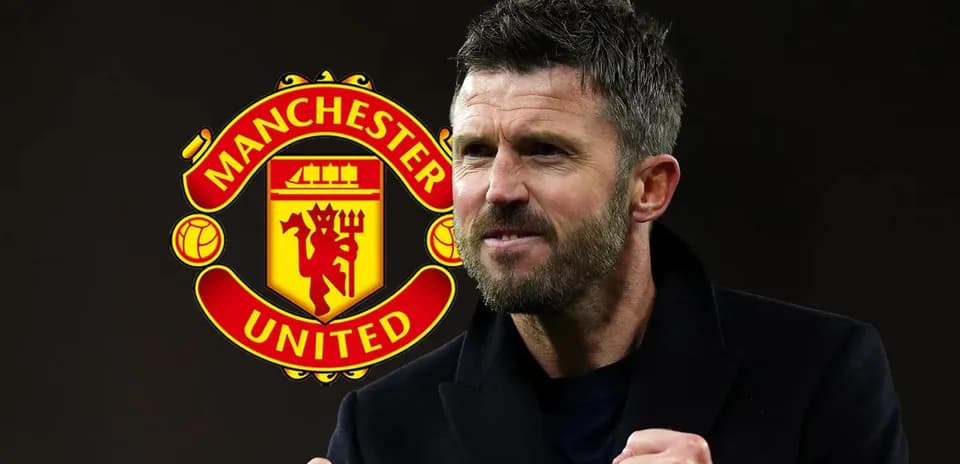 Entrenador celebrando frente al escudo de Manchester United