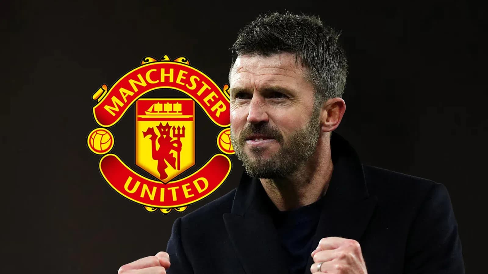 Entrenador celebrando frente al escudo de Manchester United
