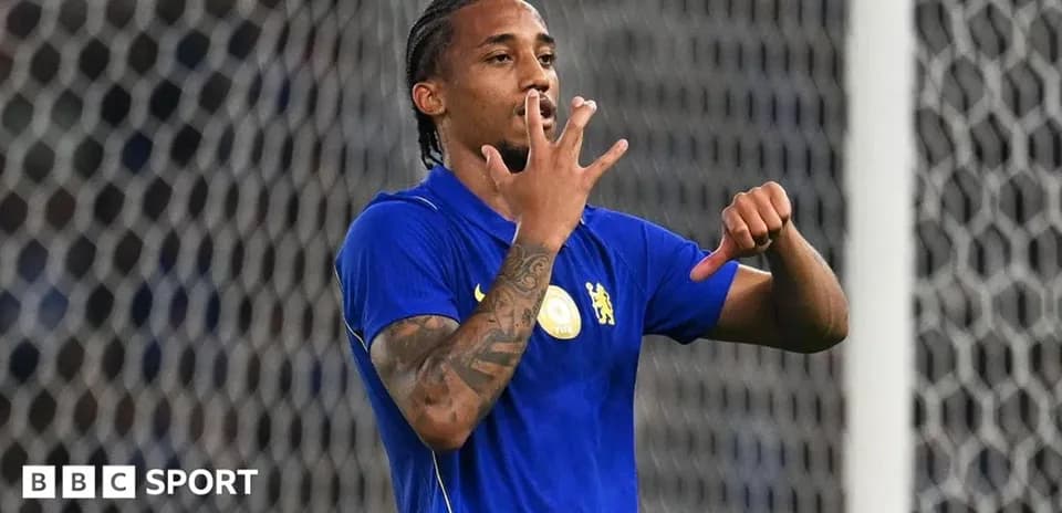 Jugador celebrando con gesto de cinco goles