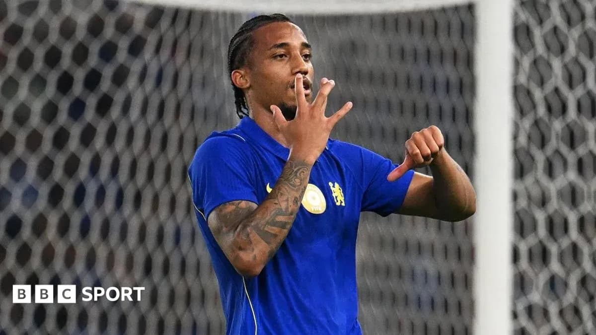 Jugador celebrando con gesto de cinco goles