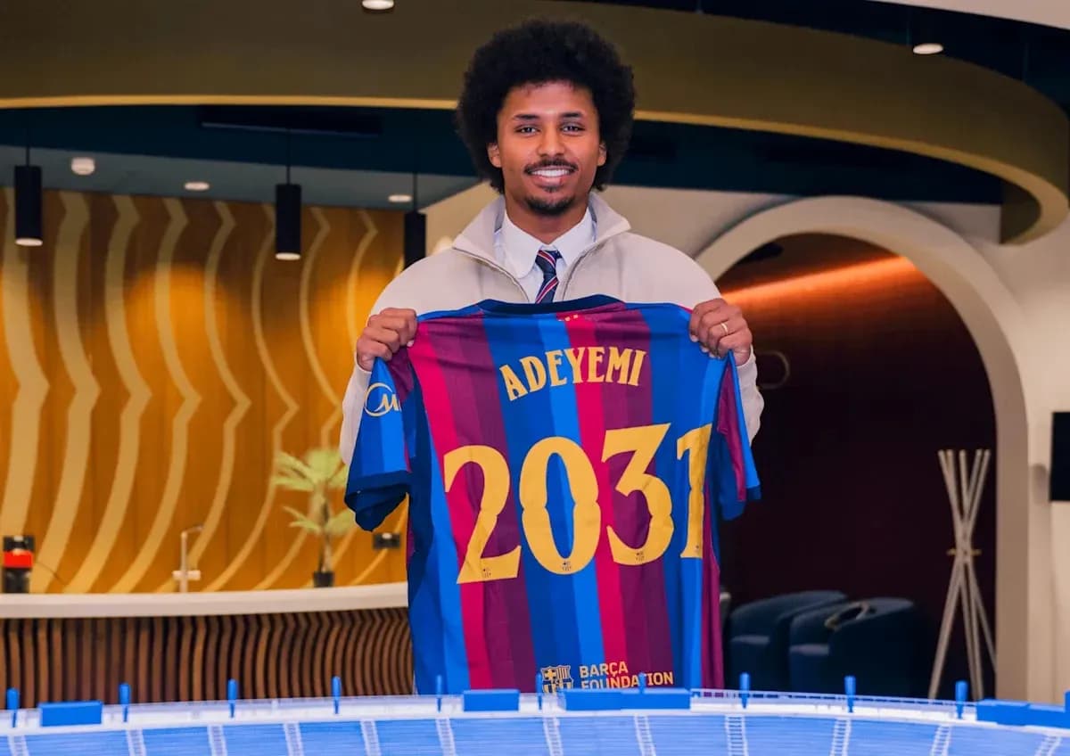 Jugador sostiene camiseta del FC Barcelona con nombre Adeyemi