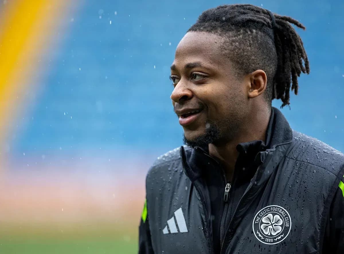 Jugador sonriendo con chaqueta de entrenamiento en campo