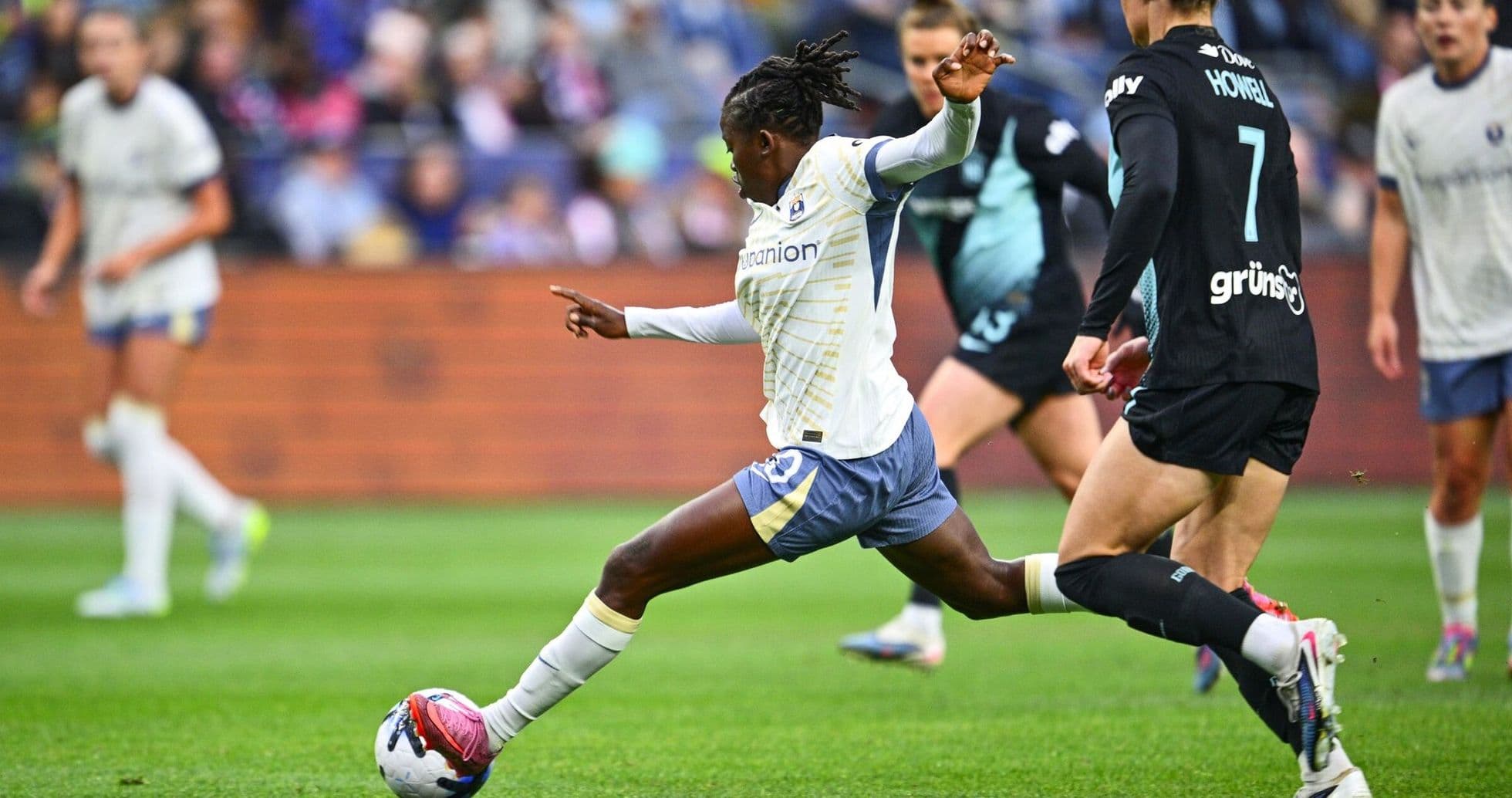Jugadora de Seattle Reign FC en acción durante el partido