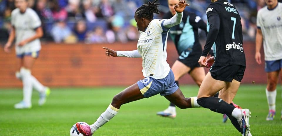 Jugadora de Seattle Reign FC en acción durante el partido