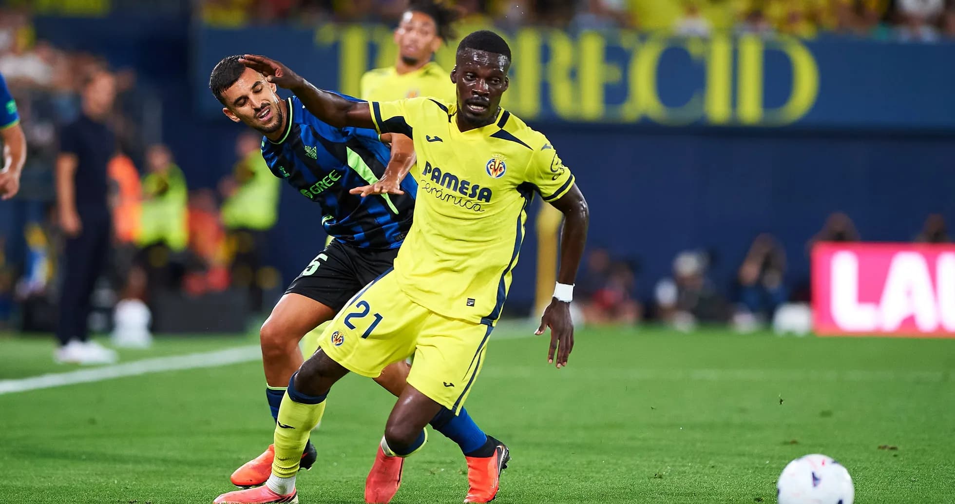 Jugador de Villarreal driblando con balón durante el partido