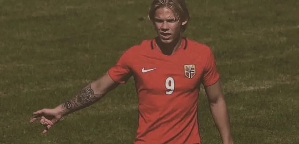 Jugador de Noruega señalando en el campo de fútbol
