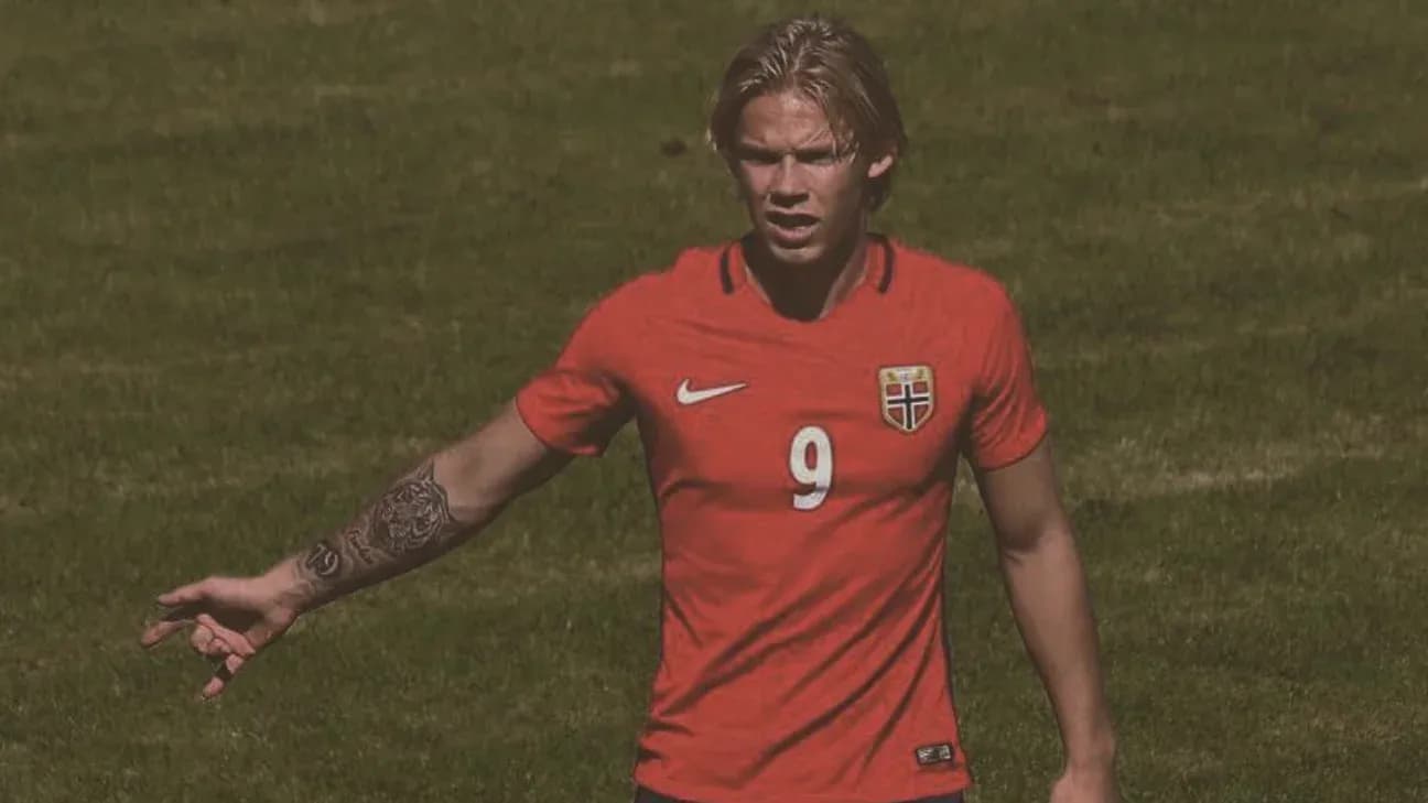 Jugador de Noruega señalando en el campo de fútbol