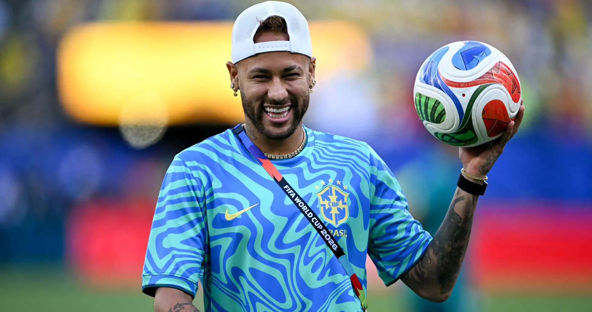 Jugador sosteniendo un balón en el campo