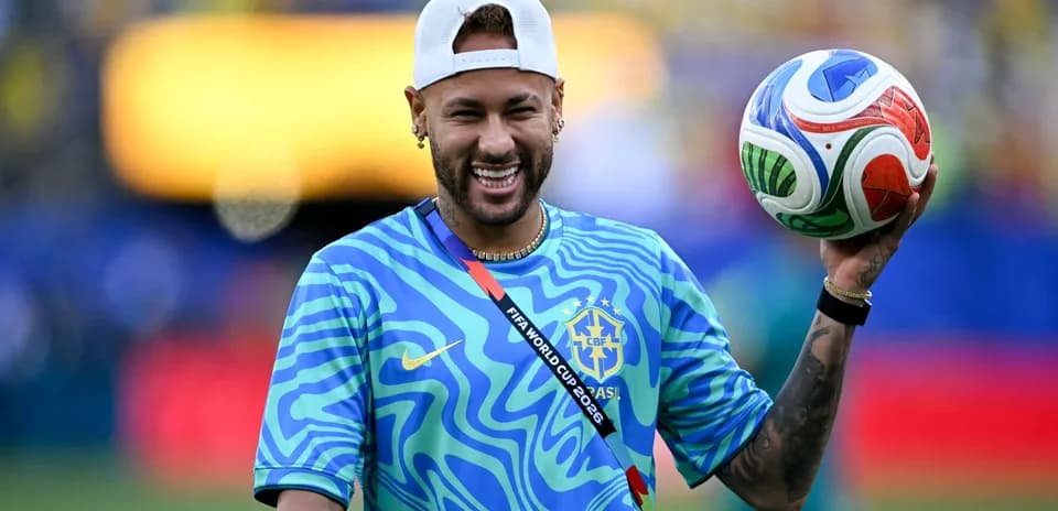 Jugador sosteniendo un balón en el campo