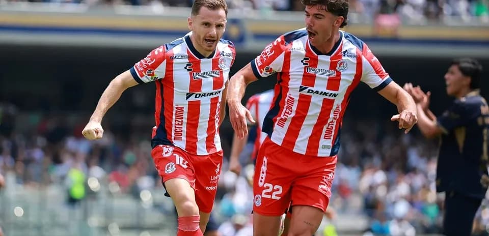 Jugadores de Atletico San Luis celebrando un gol