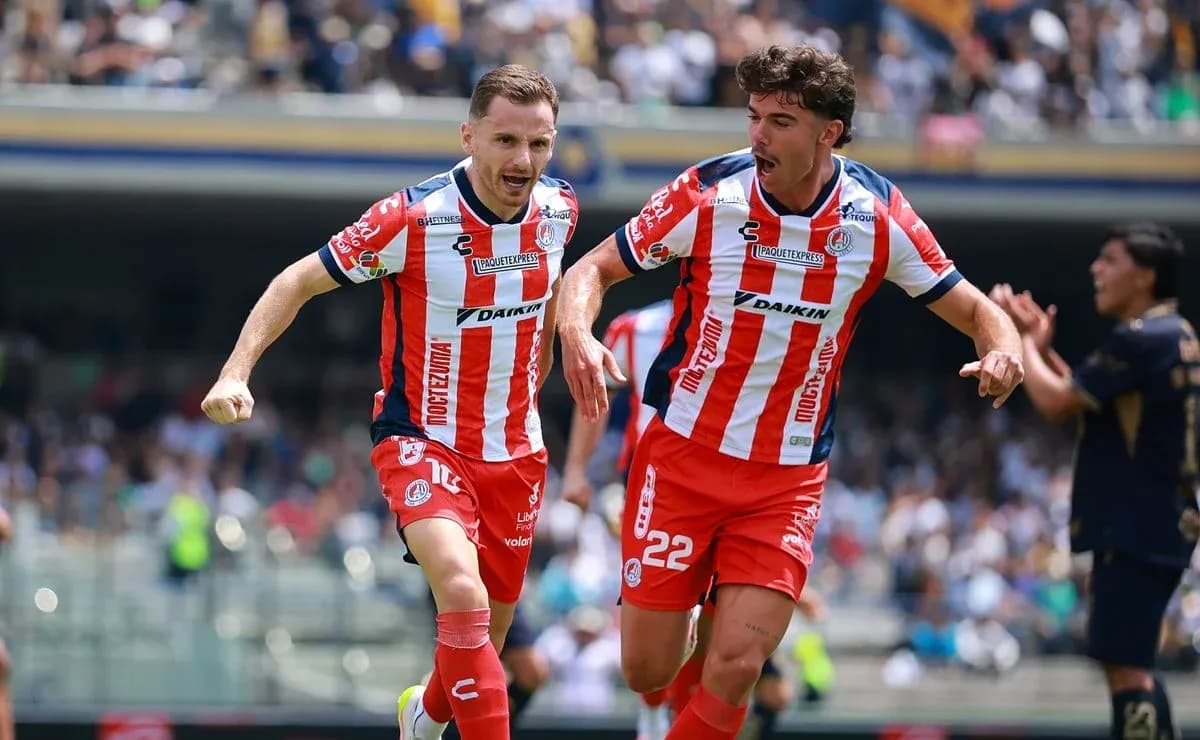 Jugadores de Atletico San Luis celebrando un gol