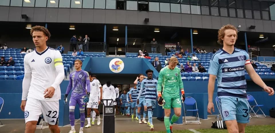 Jugadores de Sporting KC II entrando al campo
