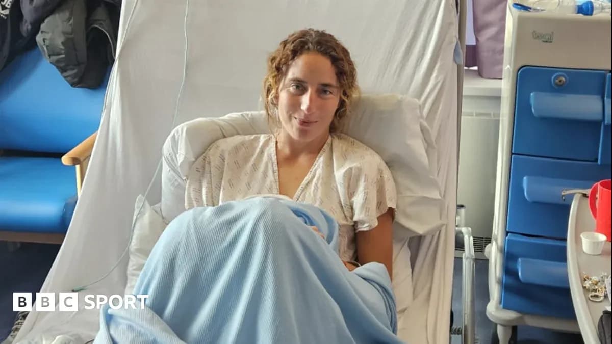 Mujer en cama de hospital con manta azul