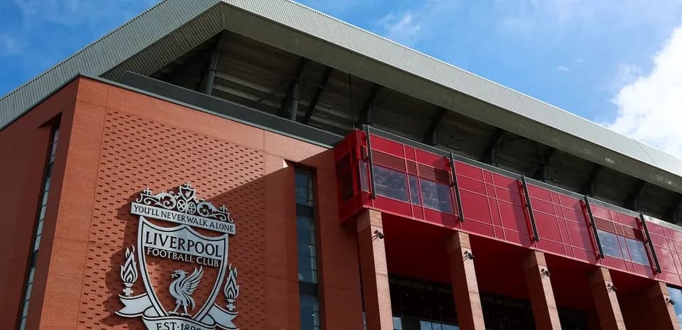 Fachada del estadio Liverpool Football Club con escudo