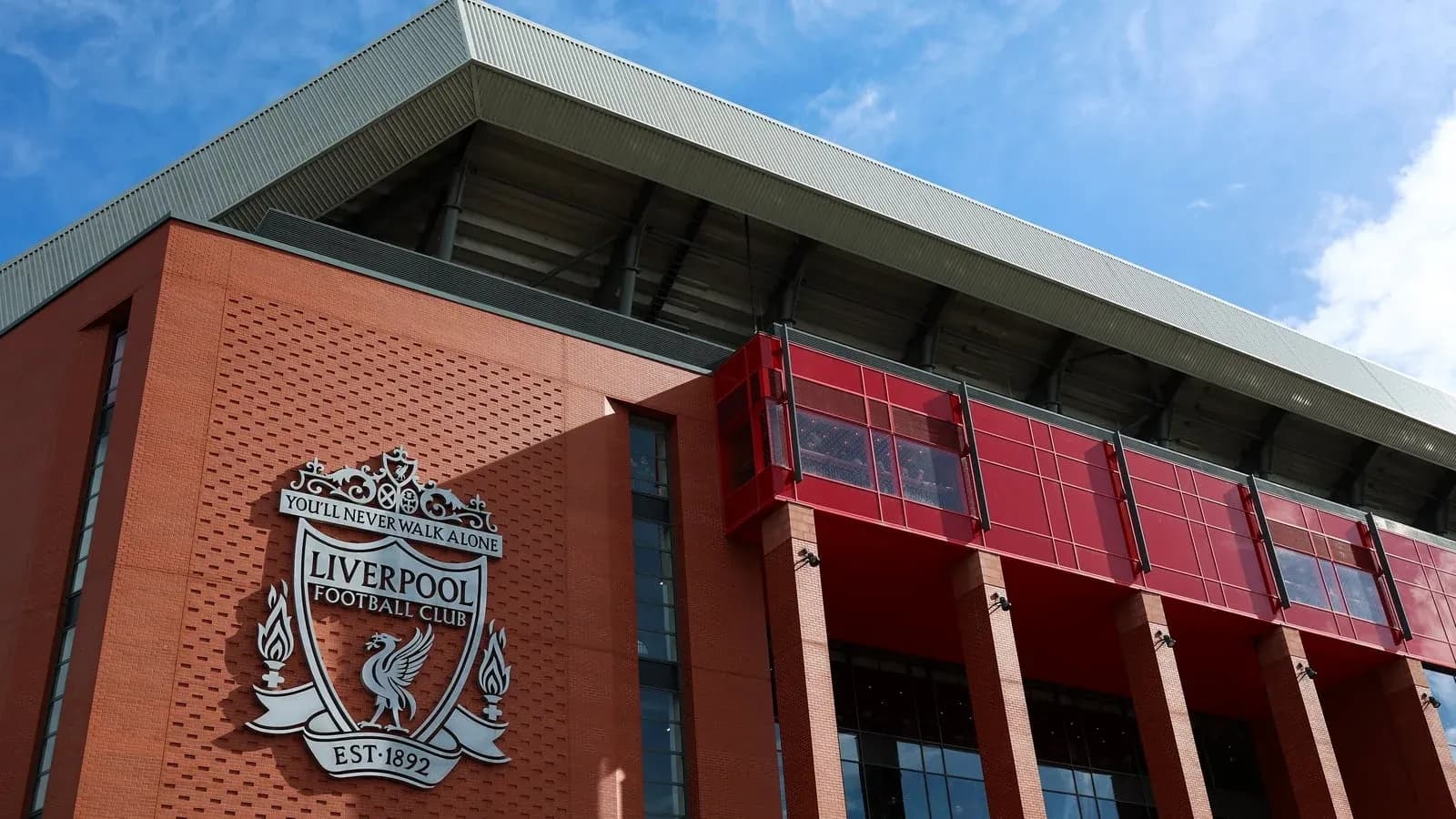 Fachada del estadio Liverpool Football Club con escudo