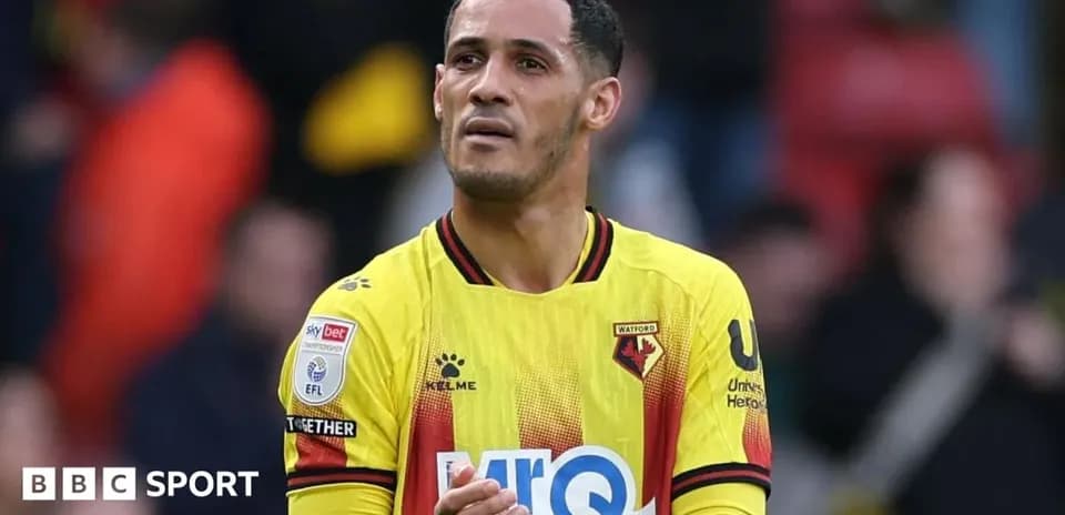 Jugador de Watford aplaudiendo en el estadio