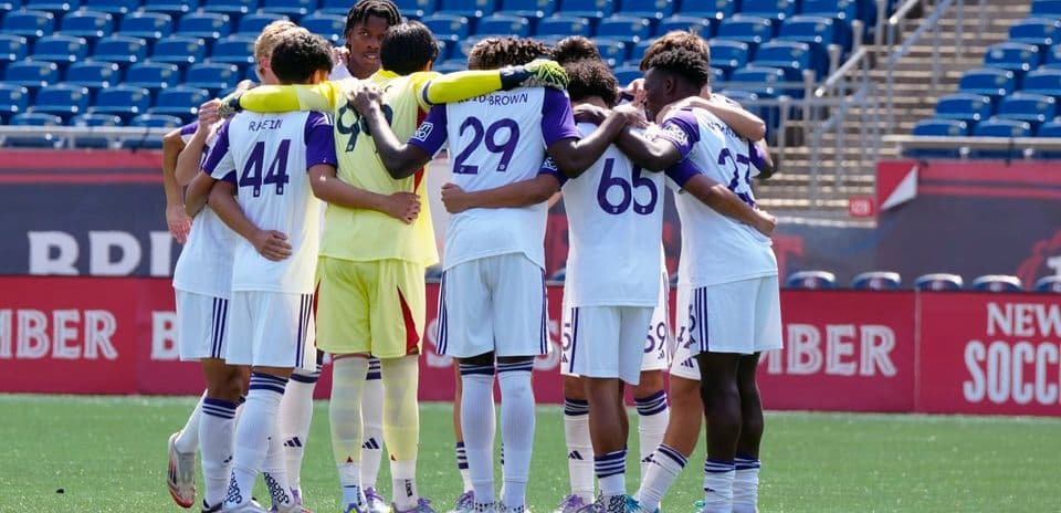 Equipo de Orlando City II en huddle