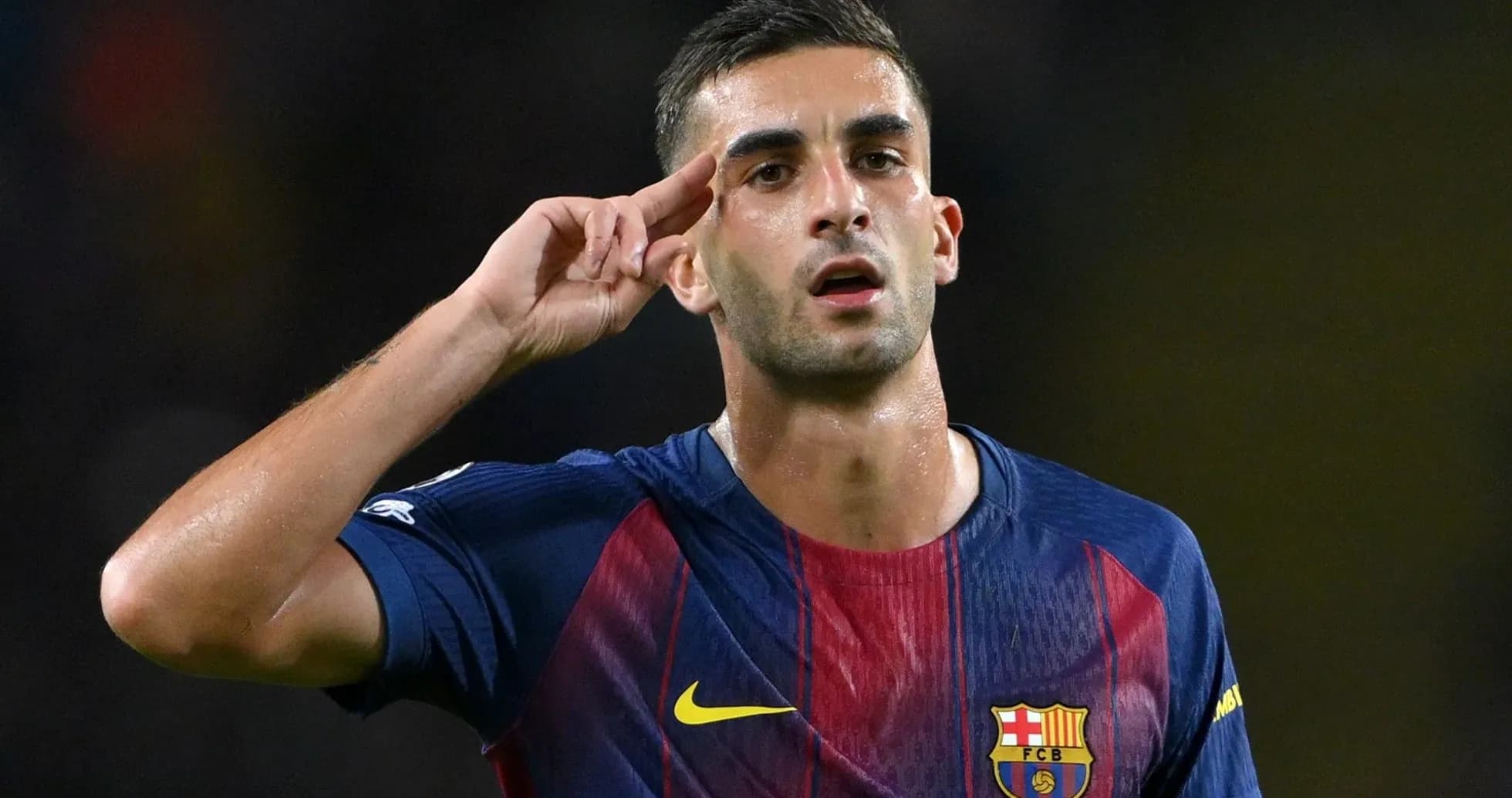 Jugador de Barcelona saludando tras anotar un gol