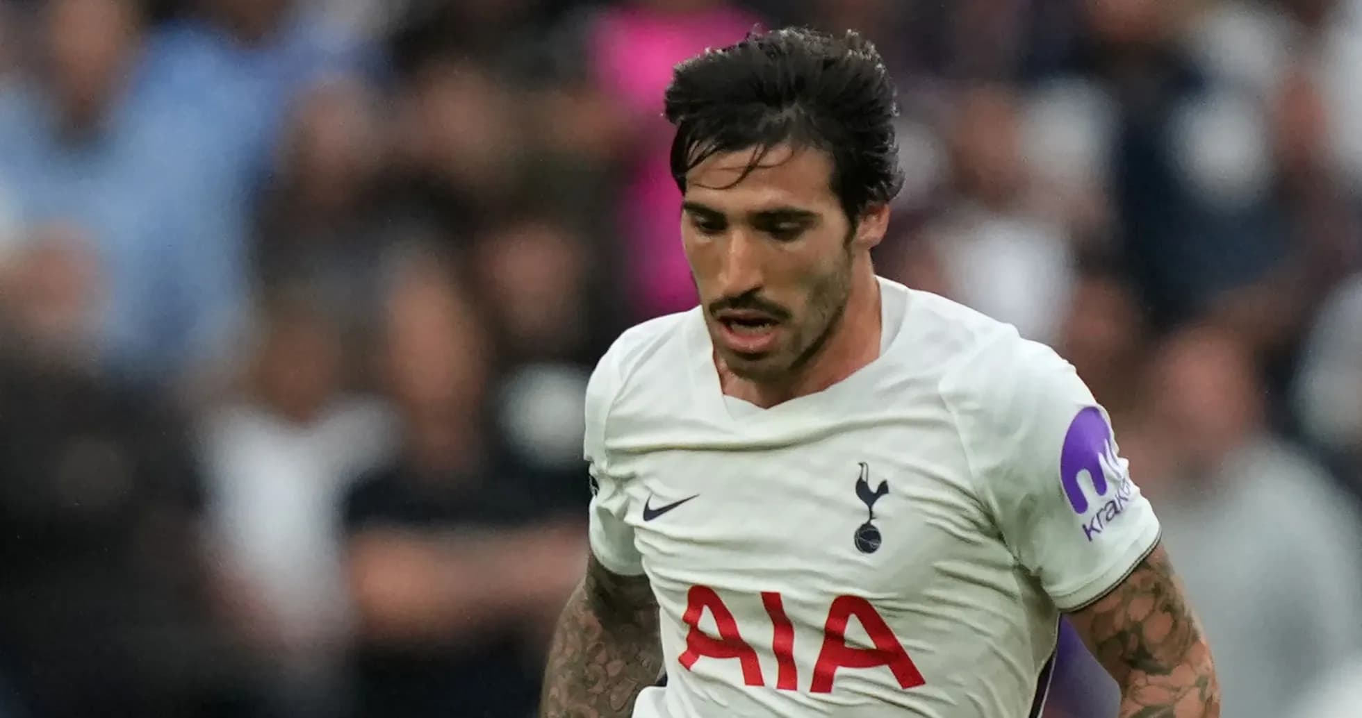 Jugador de Tottenham corriendo durante el partido