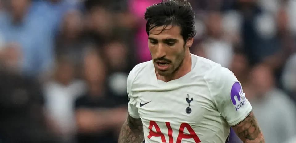 Jugador de Tottenham corriendo durante el partido