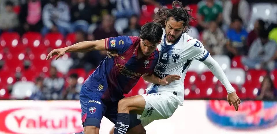 Jugadores de Atlante FC y Monterrey en acción