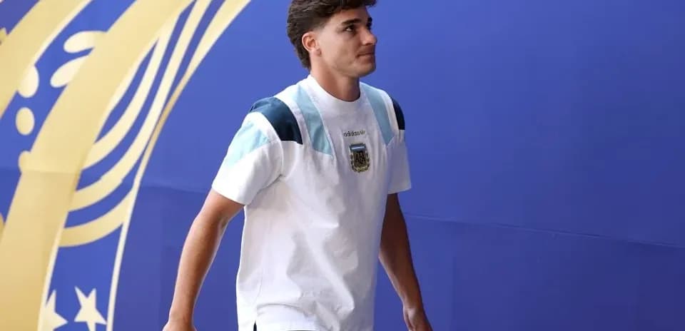 Jugador caminando hacia el estadio con uniforme argentino