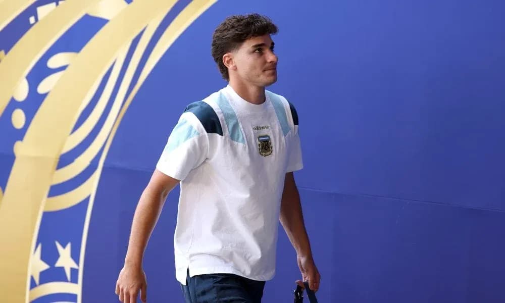 Jugador caminando hacia el estadio con uniforme argentino